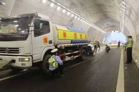 广州蚌宁高速/道路救援换胎多少钱|24小时修车送油/ 汽车道路救援